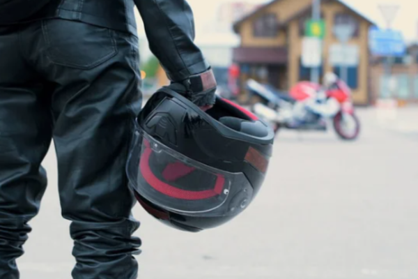 Homem com capacete de moto