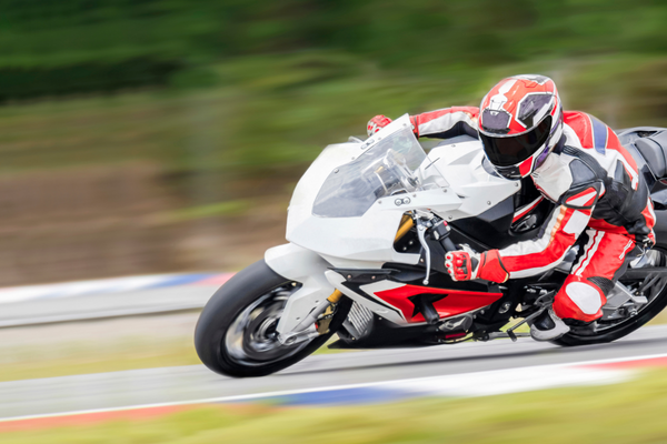 Qual é o Capacete de Moto Mais Silencioso? Guia 2026