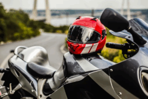 Moto parada na rua com capacete em cima