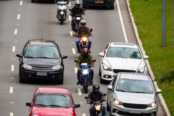 motociclistas no transsito de são paulo com suas motos em alta velocidade com capacete fechado