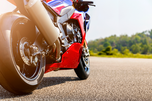 uma moto de corrida vermelha em uma pista de corrida