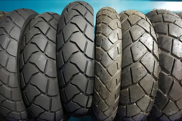 Pneu de moto cg 160 para uso urbano.